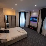 Vibe 90 Old Town Apartamento Craiova